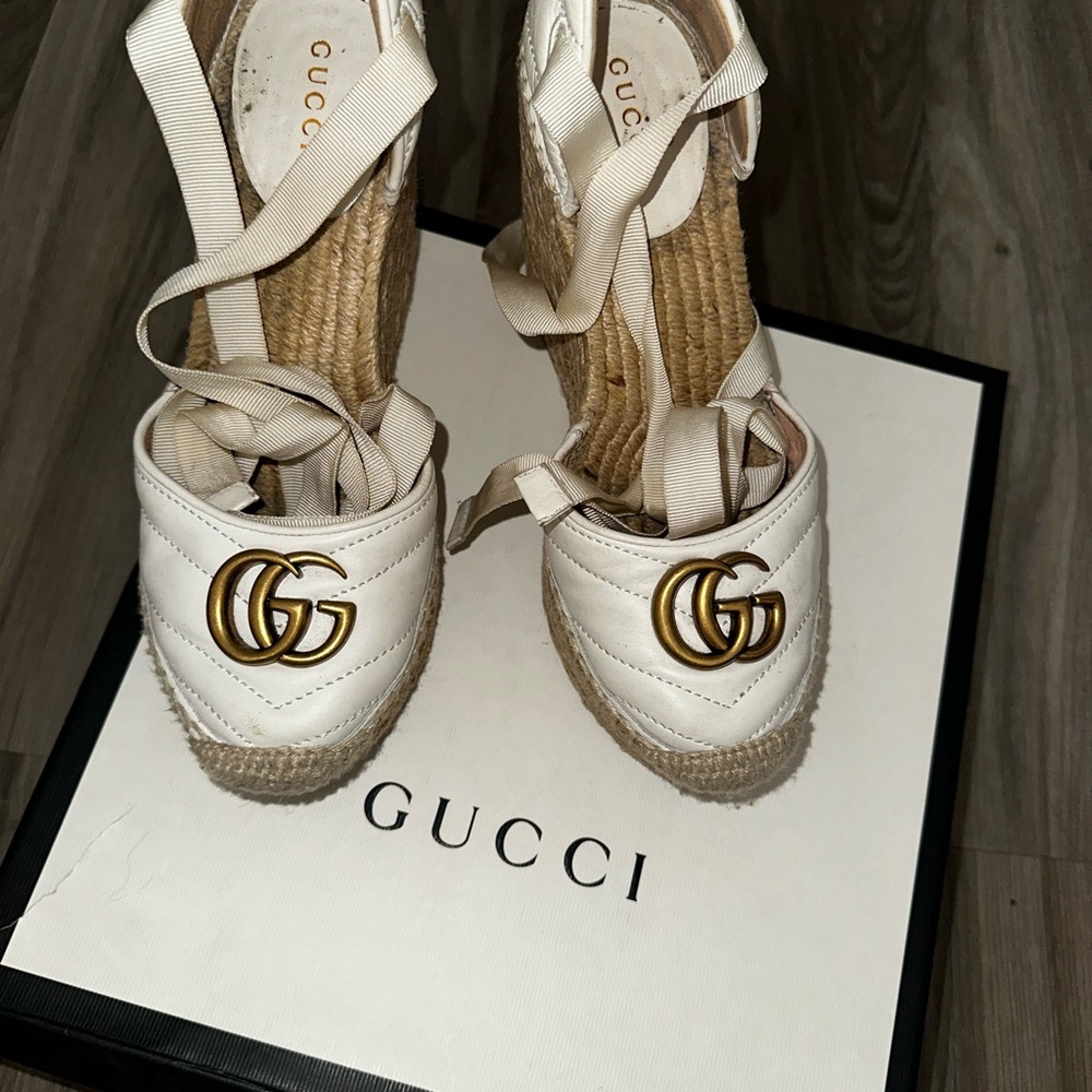 Gucci Women's Cream Espadrille Shoes with Gold Logo